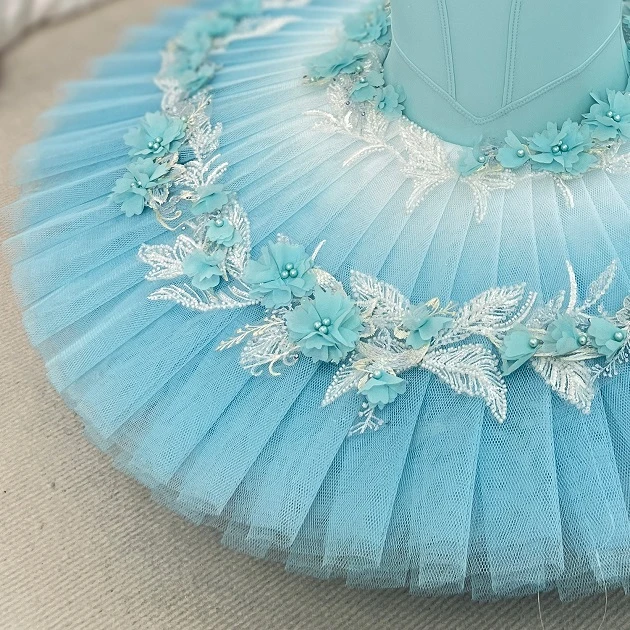 Tutu de cr&ecirc;pes florales bleu clair | S218