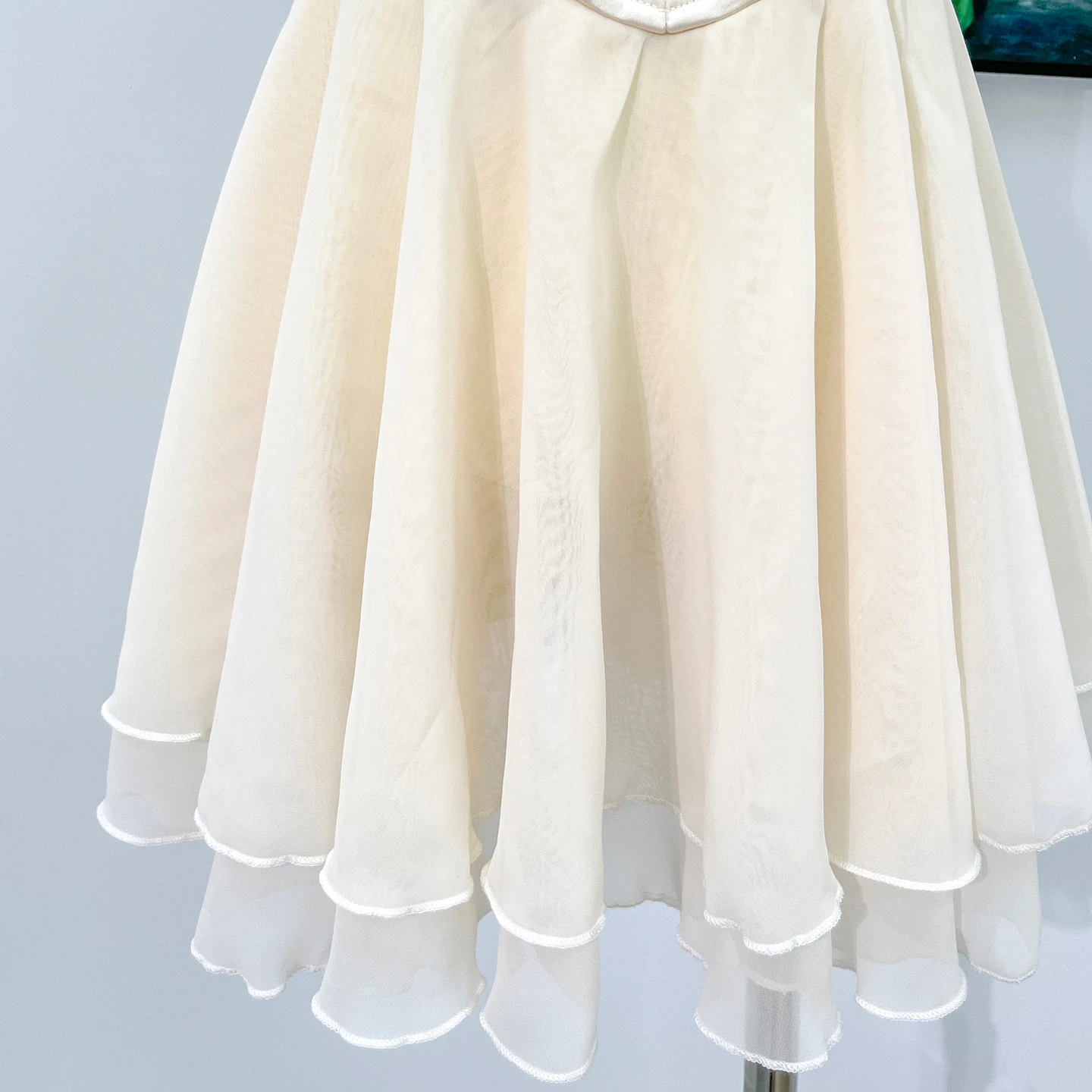 Robe de ballet en mousseline orn&eacute;e de strass pour la performance | R0320