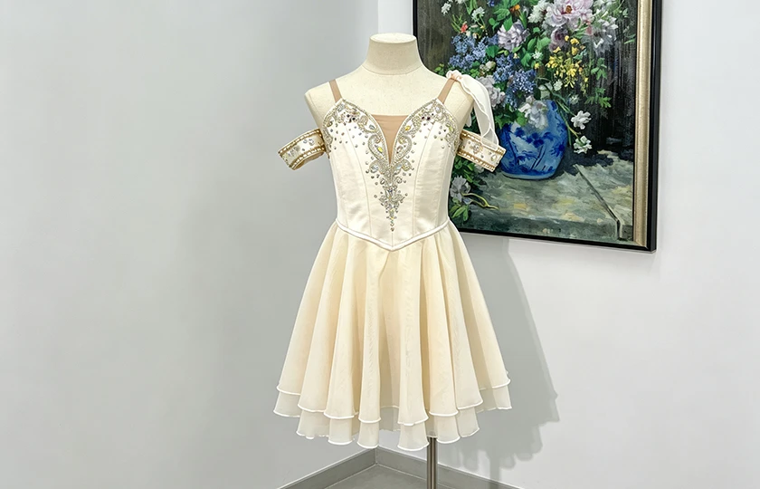 Robe de ballet en mousseline orn&eacute;e de strass pour la performance | R0320