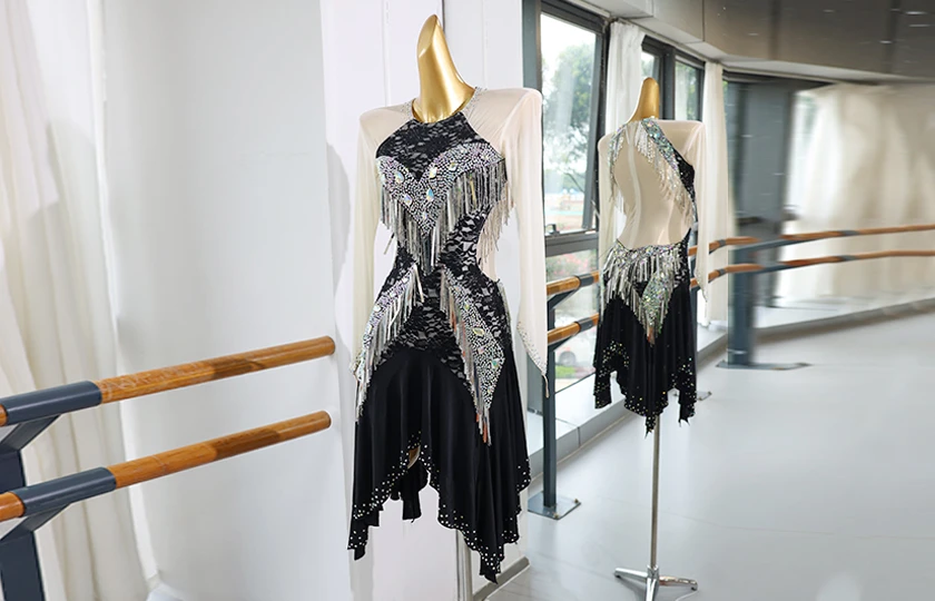 Robe de danse latine en strass et dentelle noire et blanche | LD009
